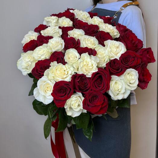 Букет из 51 розы красные и белые