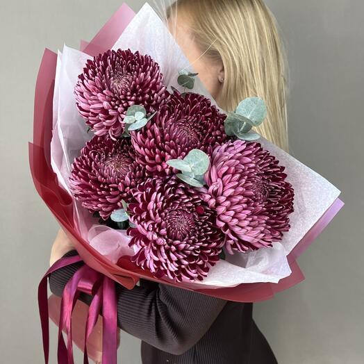 Бордовые Хризантемы бигуди с эвкалиптом