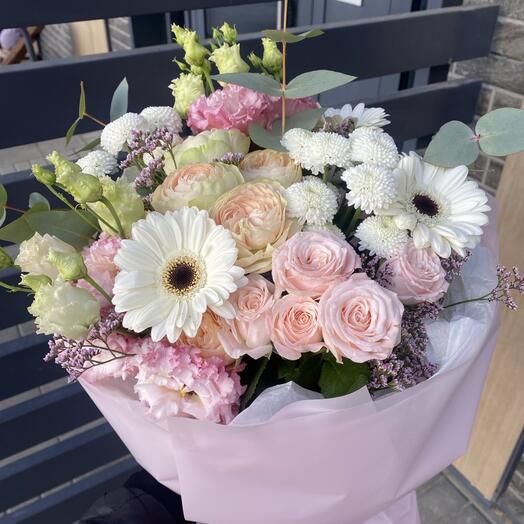 Small bouquet with lisianthus, gerbera and rose