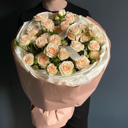 Персиковый букет из кустовых роз в объемной упаковке
