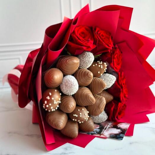 Букет с клубникой в шоколаде и красными розами 🌹 «Классика» 🍓♥️