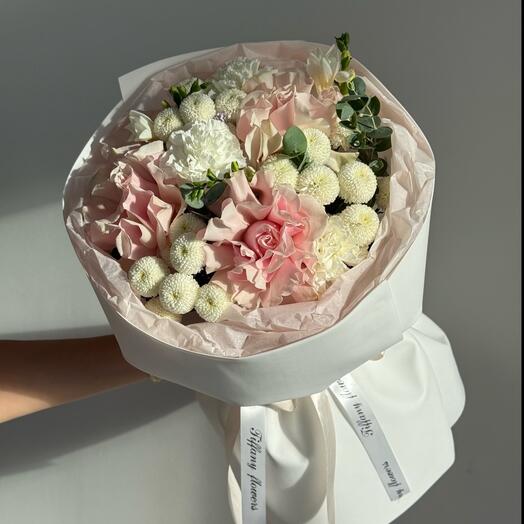 Букет от студии «TIFFANY» французские розы, помпони, диантусы