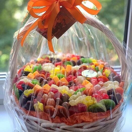 Большая корзина с сухофруктами, орехами и баночкой меда