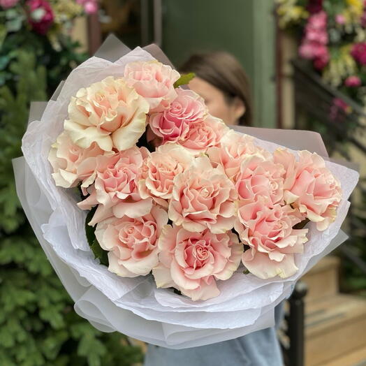 Blush Harmony — букет из 15 французских роз в пастельных оттенках