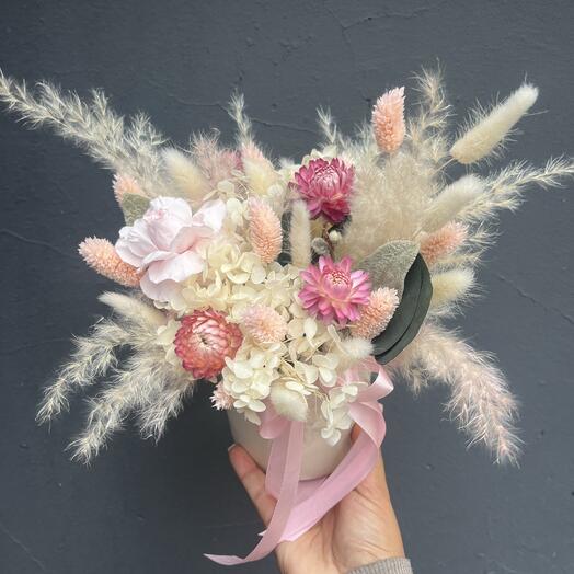 Нежная композиция со стабилизированной розой