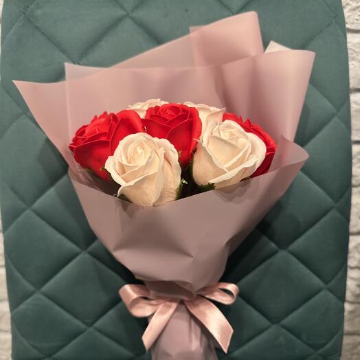 Букет из 11 красных и розовых мыльных роз