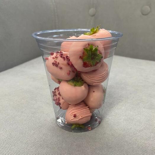 Большой стакан с клубникой в розовом шоколаде