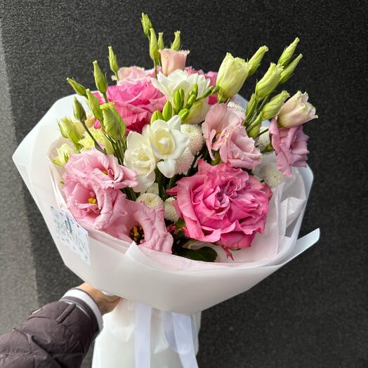 Красивый нежный яркий милый букет Фрезия эустома розы