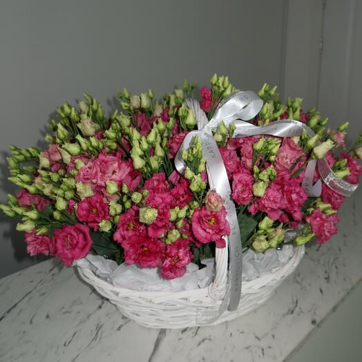 Корзина с цветами эустома