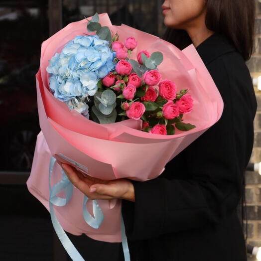 Букет с гортензией и кустовой розой