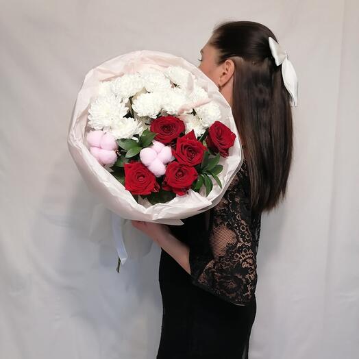 🧁Авторский букет из кустовых хризантем️, красных роз, зелени и сухоцветов в стильном оформлении