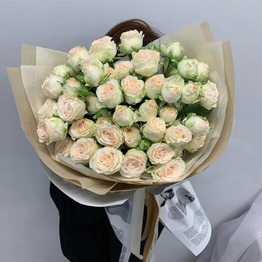 Кустовые пионовидные розы 11 веток в стильной упаковке