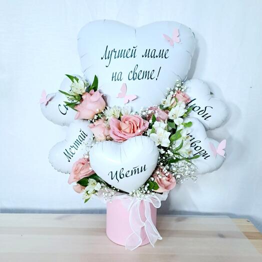 Розовые розы  в коробке с сердечками для мамы