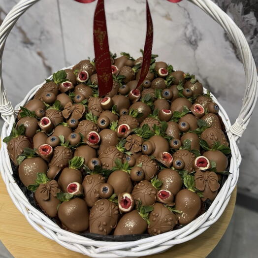 Великолепная корзина клубники малины и голубики в шоколаде
