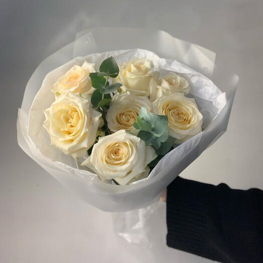 Букет из белых роз с эвкалиптом
