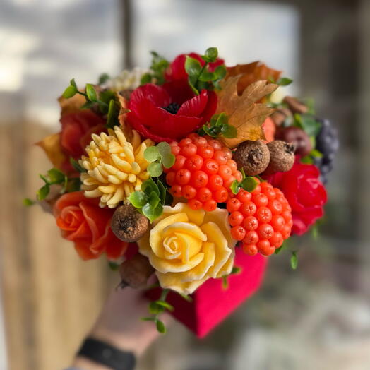 Композиция с рябиной и тыковкой