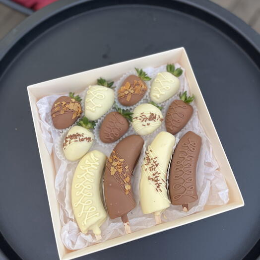 Клубника и банан в белом и молочном шоколаде Callebaut