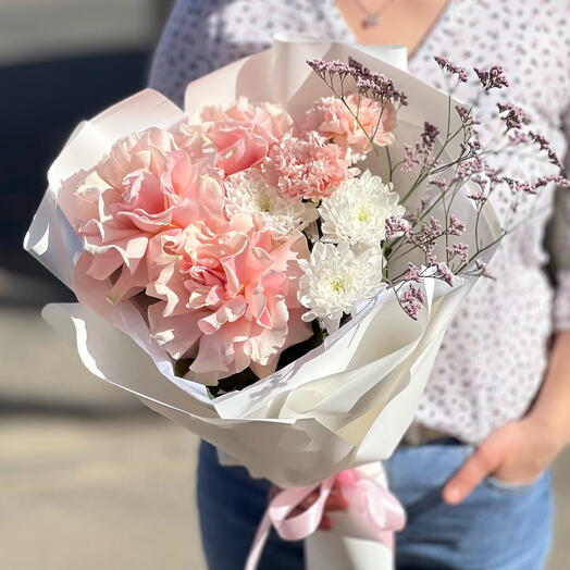 Нежный букет с розами и лимониумом