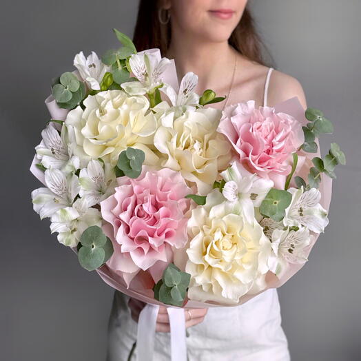 Стильный букет белые и розовые французские розы, эвкалипт и альстромерия
