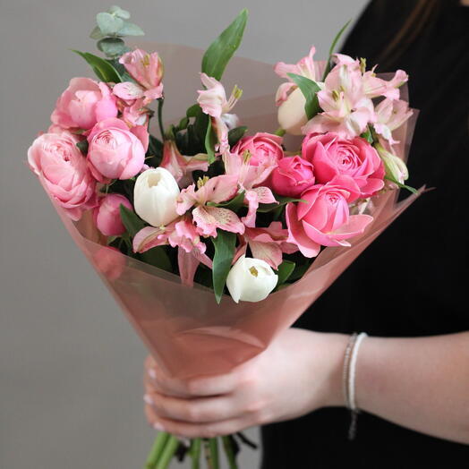 Нежный букет из розовых пионовидных кустовых роз, тюльпанов и альстромерии