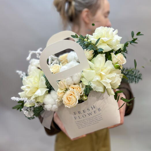 Композиция «Снежное утро» с белыми розами, кустовыми кремовыми розами и натуральным хлопком