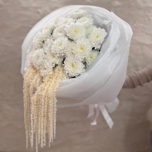 Букет из белой хризантемы с аморантом