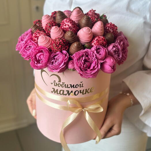 Шляпная коробочка с клубникой и цветами «Любимой мамочке»