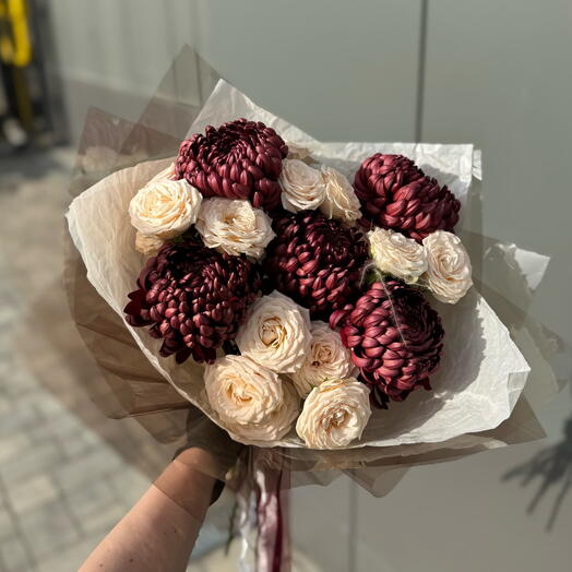 Букет из Одноголовой Хризантемы и Кустовой Розы для Мамы🤎