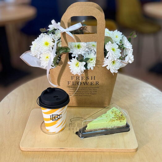 Вкусный набор с цветами, десертом и ароматным кофе