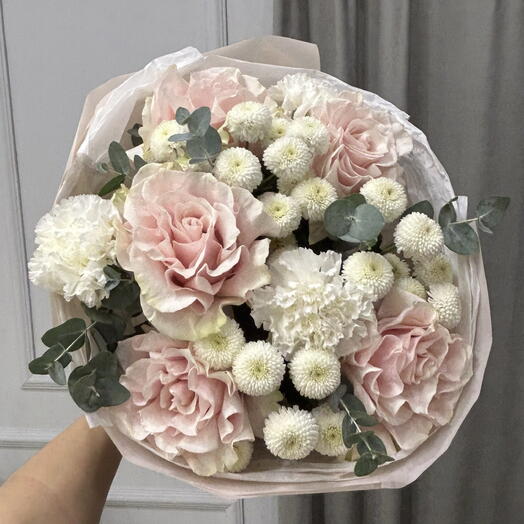 Большой нежный букет с французскими розами и стойкой хризантемой