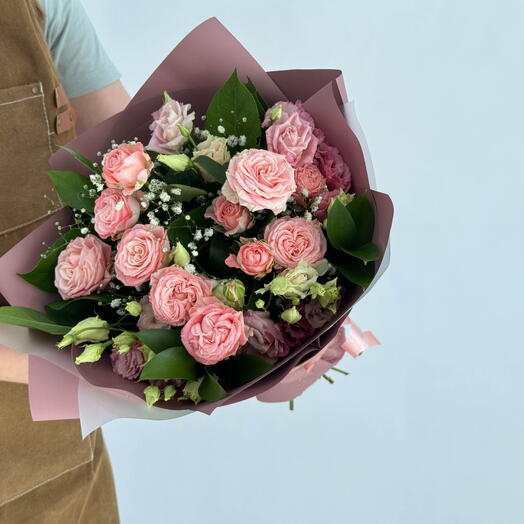 Розовые лизиантусы с гипсофилой и салалом