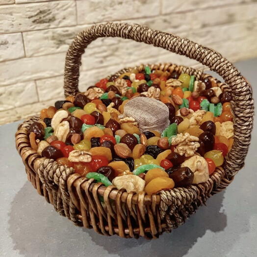 Корзина из сухофруктов