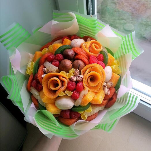 Букет из сухофруктов и орехов "Розы из манго"