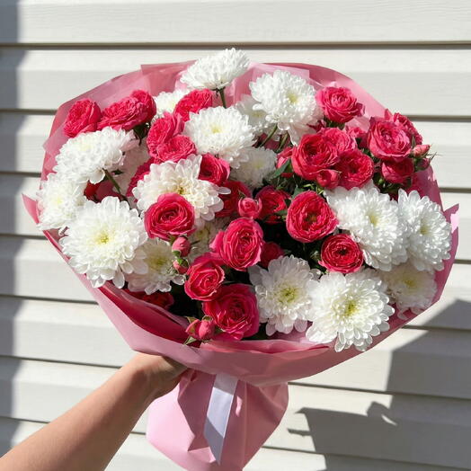 Кустовая роза с хризантемой