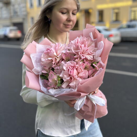 «Розовый фламинго» авторский букет из розовых роз и альстромерий