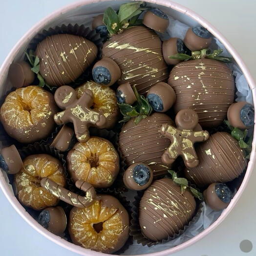 Клубника и мандарины в шоколаде