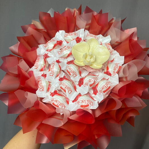 Букет с орхидеей из белого шоколада и воздушных Рафаэлло