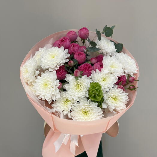 Белоснежные хризантемы с кустовыми розами