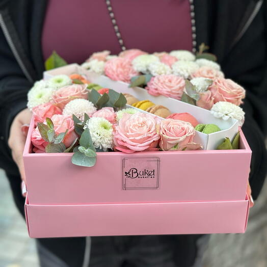 Macarons and flowers box 🍩