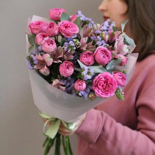 Букет из розовой альстромерии, пионовидных кустовых роз и веточек статицы