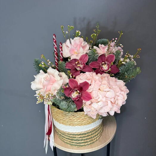 Роскошная корзина с орхидеей, французскими розами, нобилесом и гортензией