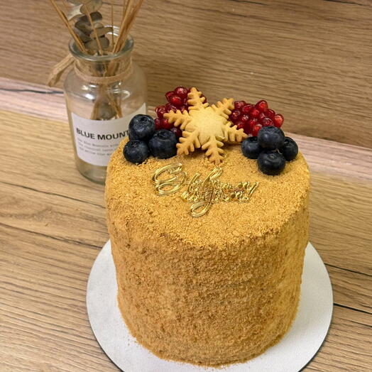 Медовик с брусникой с новогодним украшением