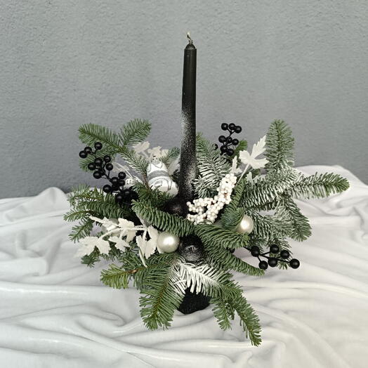 Рождественская композиция со свечой в черно-белом цвете