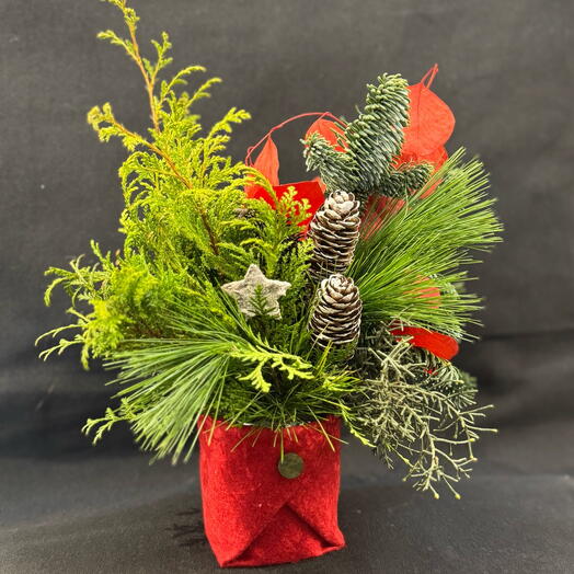 Яркая композиция в красном фетре