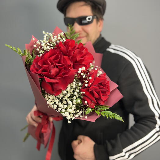 «Вишневая девятка» букет из красных французских роз и гипсофилы