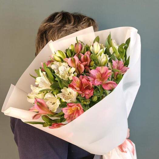 Букет 9 альстромерий в молочной упаковке