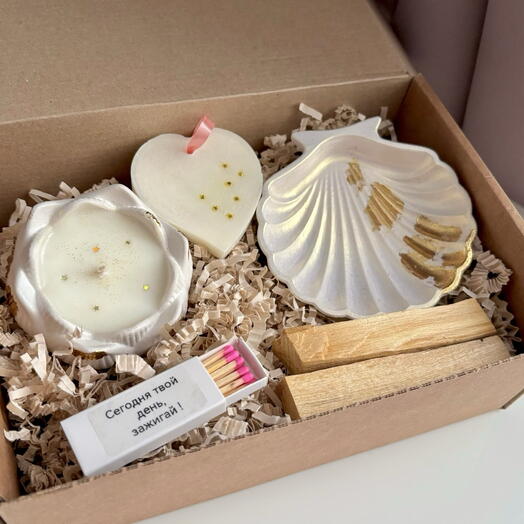Подарок на День рождения с ароматной свечой  лотос, подставка ракушка и Пало Санто