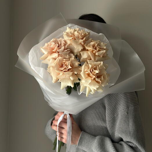 Нежный букет с кремовыми французскими розами 5 шт