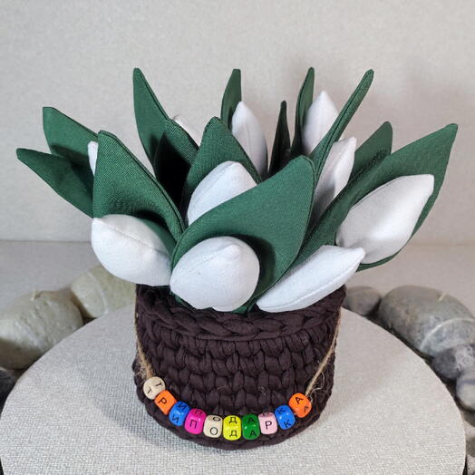 Букет из текстильных тюльпанов «Весенние тюльпаны» в вязаной корзине