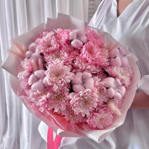Букет Рахат-лукум (розовые хризантемы с лагурусом и хлопком)